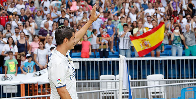 Morata saludó a la afición que acudió a su presentación